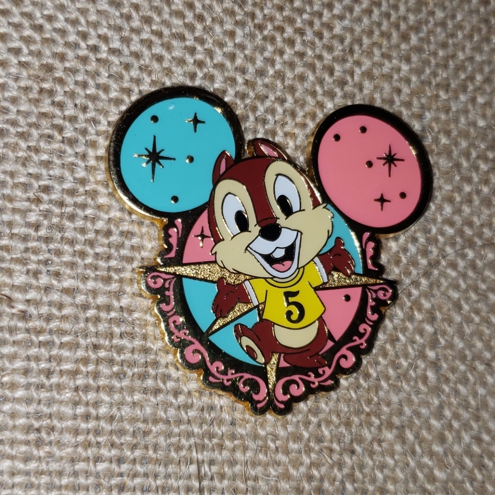 Tokyo Disney Sea pin collecting